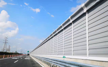 上海市G15嘉浏段拓宽声屏障工程施工中